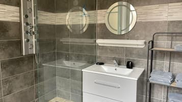 Douche, sèche-cheveux, serviettes fournies, savon
