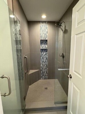 Shower, towels - Earnest, Ships Watch Community in Duck, NC (Duck)