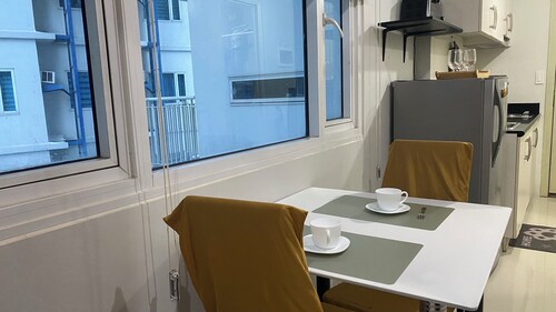  1-bedroom with AC and WiFi in fabulous Makati