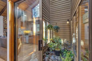 Interior - Hot tub, large home, includes sharc, family friendly, ping pong, a premier Sunriver Retreat (Sunriver)