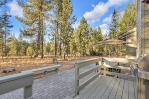 Property grounds - Hot tub, large home, includes sharc, family friendly, ping pong, a premier Sunriver Retreat (Sunriver)