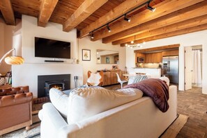 Smart TV, fireplace