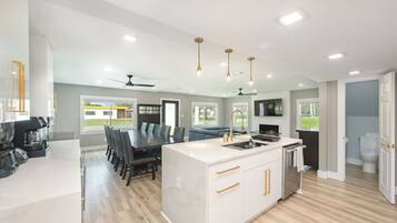 冰箱、微波炉、烤箱、炉灶