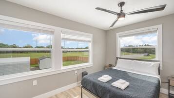 6 slaapkamers, een bureau, een strijkplank/strijkijzer, reisbedje