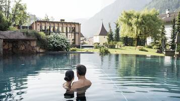 2 indendørs pools, 3 udendørs pools