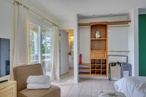 4 bedrooms, in-room safe, desk, iron/ironing board