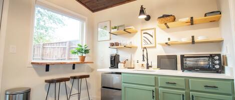 Réfrigérateur, cafetiÚre/bouilloire, grille-pain