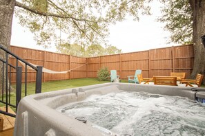 Outdoor spa tub - Charming Studio in Taylors by Brick and Home (Taylors)