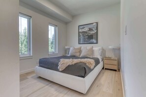 1 bedroom, desk, WiFi, bed sheets