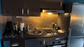 Een koelkast, een oven, een kookplaat, een vaatwasser