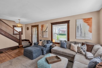 Charming Family Retreat: Cozy Comfort Awaits You! 3 Bedroom Home