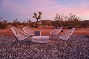 Property grounds - Know Joshua Tree 2 Bedroom Home (Yucca Valley)