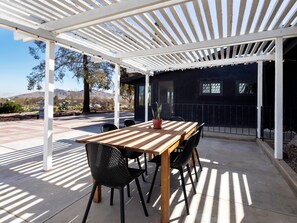 Outdoor dining - Know Joshua Tree 2 Bedroom Home (Yucca Valley)
