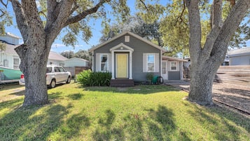 House, 2 Bedrooms | Exterior