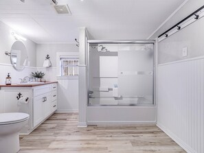 House, 2 Bedrooms | Bathroom | Towels, shampoo - Market Street Retreat 2 Bedroom Home (Rockport)