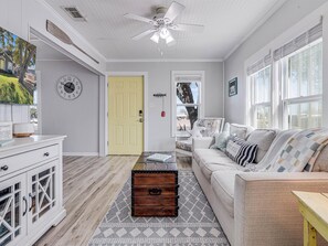 Casa, 2 habitaciones | Área de sala de estar | Smart TV y servicios de streaming