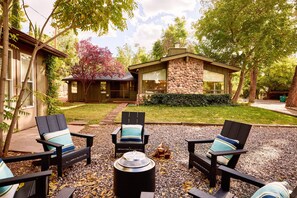 Terrace/patio - Midcentury Oasis w/ Lush Yard, Firepit, BBQ & 2 Fireplaces in Heart of Sedona! (Sedona)
