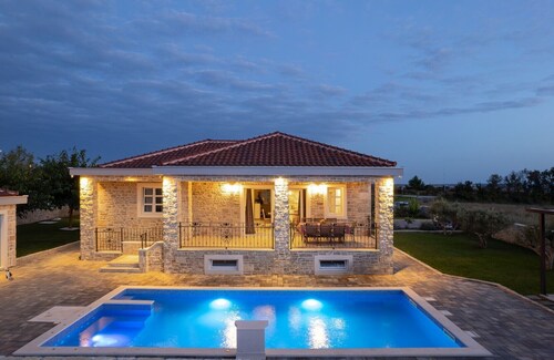 Villa Zizi with heated pool 42 m2 near sea, family bbq