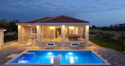 Villa Zizi with heated pool 42 m2 near sea, family bbq