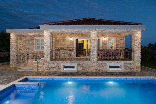 Villa Zizi mit beheiztem Pool 42 m2 in der Nähe des Meeres, Familiengrill.