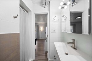 Douche, sèche-cheveux, serviettes fournies