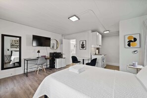 Een bureau, een strijkplank/strijkijzer, wifi, beddengoed