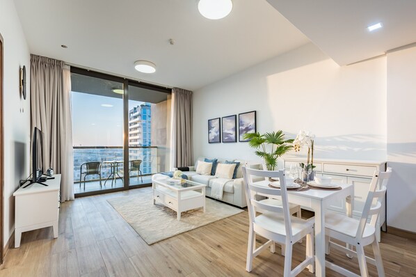 TV - Whimsical 1BR in East 40, Al Furjan by Deluxe Holiday Homes (Dubai)