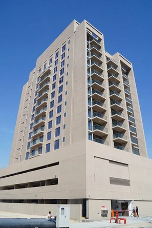 Exterior - Whimsical 1BR in East 40, Al Furjan by Deluxe Holiday Homes (Dubai)