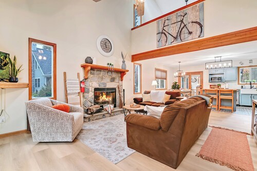 RUSTIC MODERN RETREAT IN POCONOS
4 BR 2 BTH, HOT TUB, FIREPLACE, OVERSIZE DECK