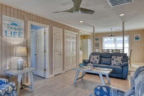 TV - Charming Beach Retreat, 3 Bedroom Dog-Friendly Cottage Steps from the Beach (Garden City Beach)