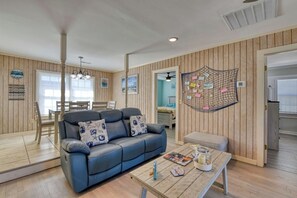 TV - Charming Beach Retreat, 3 Bedroom Dog-Friendly Cottage Steps from the Beach (Garden City Beach)