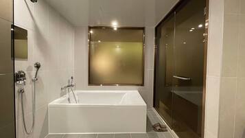 Deluxe Double Room | Desk, laptop workspace, blackout curtains, free WiFi
