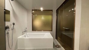 Deluxe Double Room | Meja, ruang kerja komputer riba, langsir/tirai gelap terus 