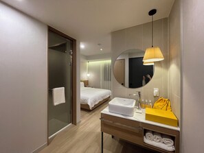 Deluxe Double Room | Desk, laptop workspace, blackout curtains, free WiFi