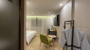 Deluxe Double Room | Desk, laptop workspace, blackout curtains, free WiFi