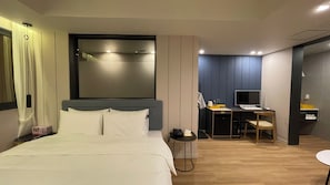Deluxe Double Room | Desk, laptop workspace, blackout curtains, free WiFi