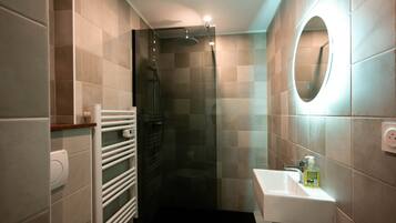 Doccia, asciugacapelli, asciugamani, carta igienica