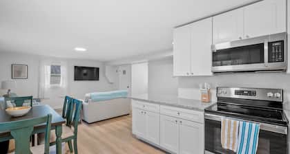 Charming, updated 2-bedroom home, 5 min walk to beach, pets ok, onsite parking!