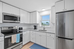 Frigorífico, microondas, horno y placa de cocina