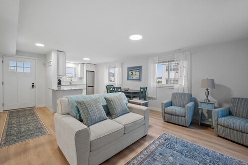 Charming, updated 2-bedroom home, 5 min walk to beach, pets ok, onsite parking!