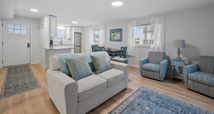 Charming, updated 2-bedroom home, 5 min walk to beach, pets ok, onsite parking!