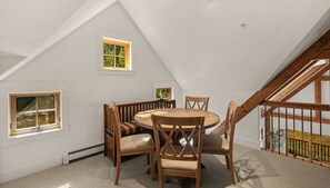 Upstairs Loft - Enchanting Home|Hot Tub and Private Porch|12m to Resort (Big Sky)