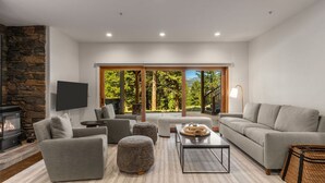 Living area - Enchanting Home|Hot Tub|Fireplace|12m to Resort (Big Sky)
