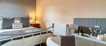 Cosy, romantic, intimate cottage. 20mins from Alton Towers.