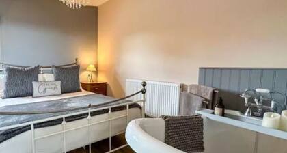 Cosy, romantic, intimate cottage. 20mins from Alton Towers.