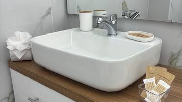 Dusche, Haartrockner, Bidet, Handtücher