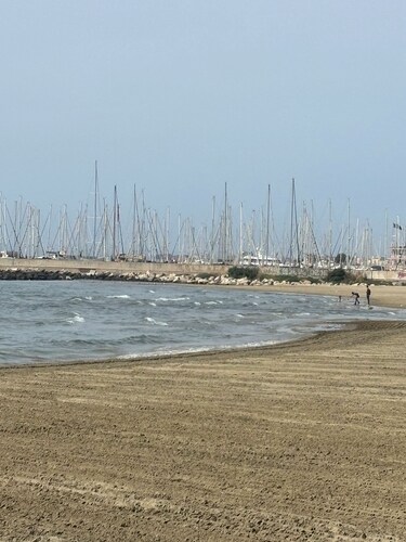 At 100 mt from the sea and train station, room with all amenities