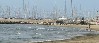 At 100 mt from the sea and train station, room with all amenities