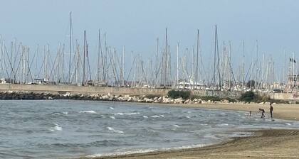 At 100 mt from the sea and train station, room with all amenities