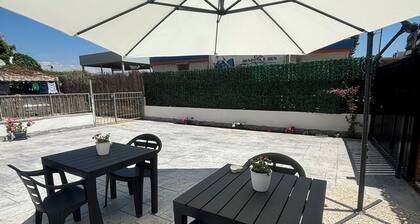 At 100 mt from the sea and train station, room with all amenities